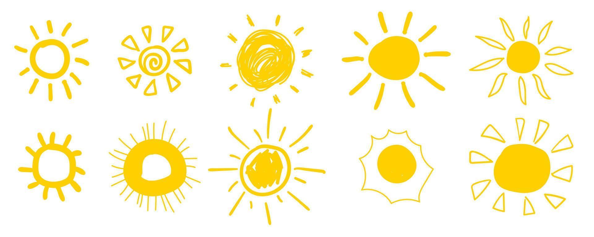 doodle ícones de sol. coleção de sóis de clima quente isolada em branco. rabiscos de verão com luz solar, desenhos de esboço, objetos de sol desenhados à mão. vetor