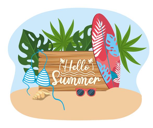 Olá mensagem de verão na placa de madeira com prancha de surf e roupa de banho vetor