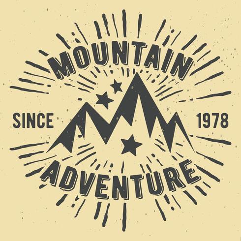 Selo vintage de aventura de montanha vetor