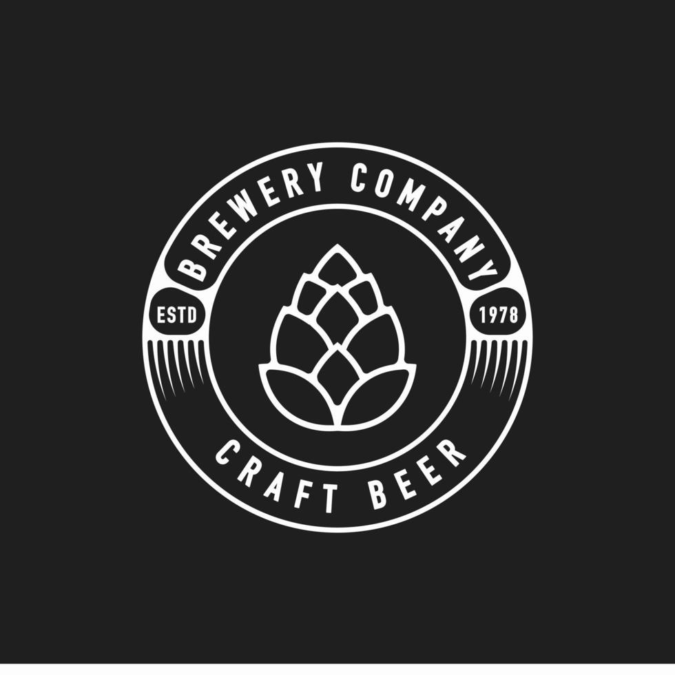 cervejaria de emblema de emblema de etiqueta retrô vintage com lúpulo, inspiração de design de logotipo minimalista de cerveja artesanal vetor
