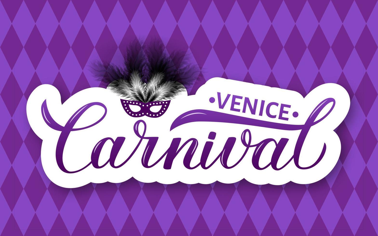 cartaz de carnaval de veneza. letras de caligrafia de carnaval com máscara e penas em fundo xadrez roxo. cartaz de festa de máscaras ou convite. ilustração vetorial. modelo fácil de editar. vetor