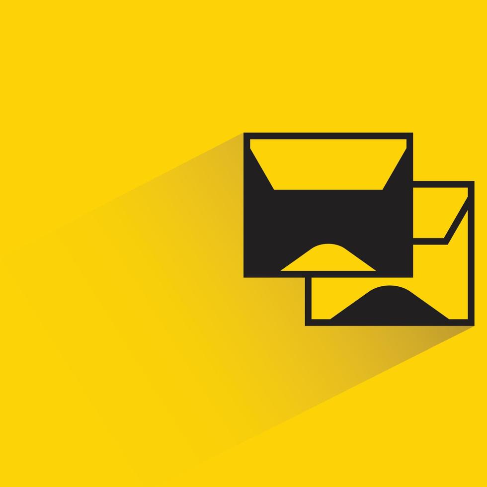 ícone de e-mails em fundo amarelo vetor