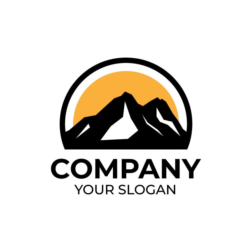 design de logotipo de aventura ao ar livre na montanha vetor