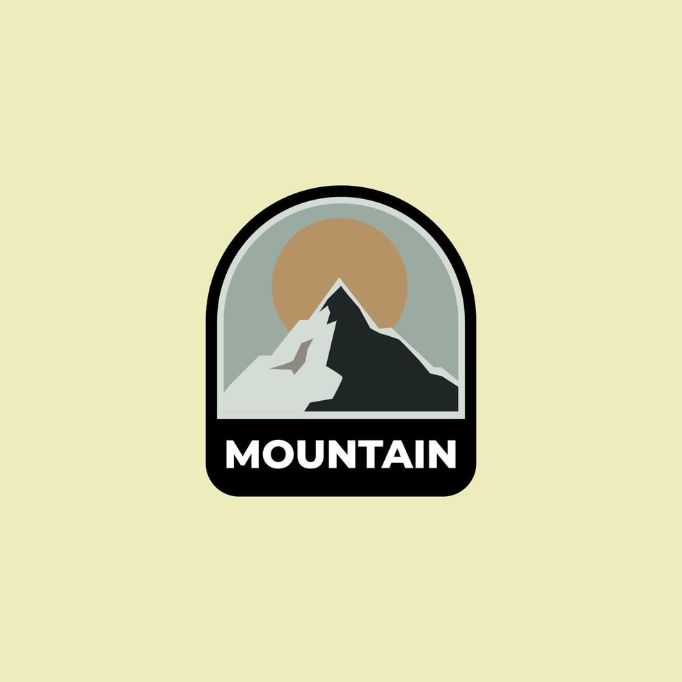 design de vetor de logotipo de distintivo de montanha