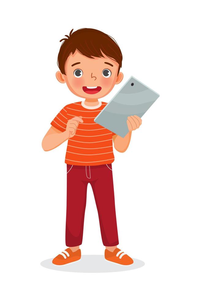 menino feliz segurando e usando tablet digital tocando a tela navegando na internet, fazendo lição de casa e jogando. crianças e conceito de dispositivos eletrônicos para crianças vetor