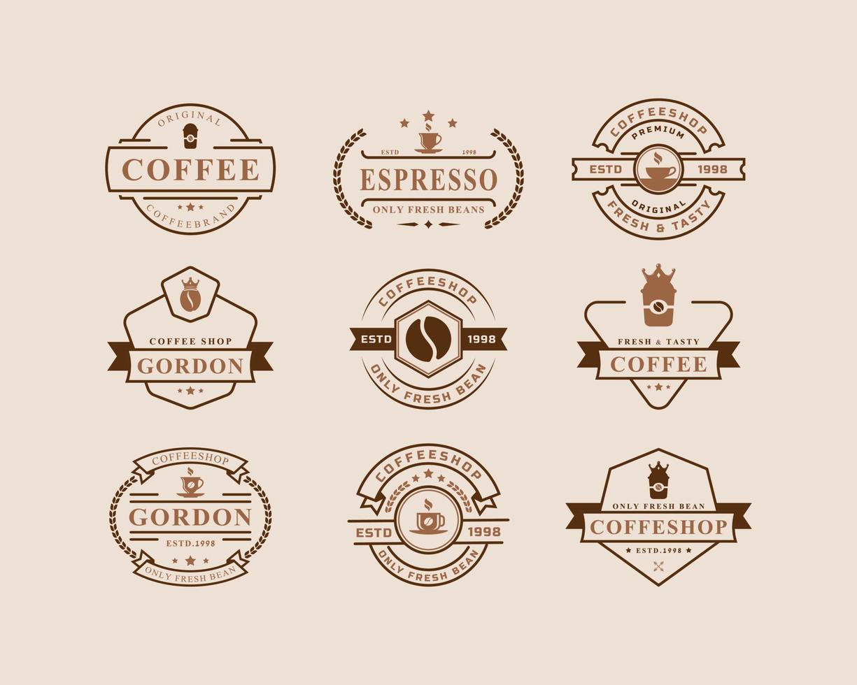 conjunto de logotipos de café clássico retrô distintivo. xícara, feijão, café estilo vintage design ilustração vetorial vetor