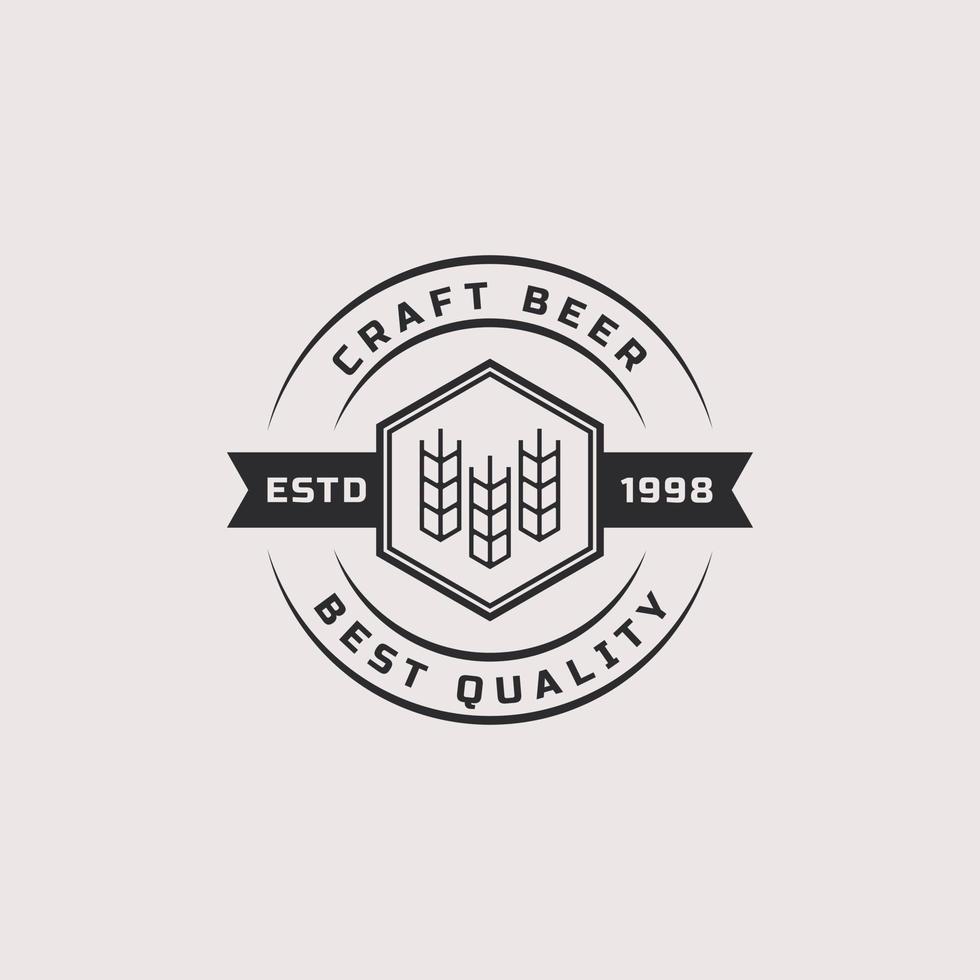 rótulos de cervejaria artesanal de crachá retrô vintage e elemento de logotipo de design vetor