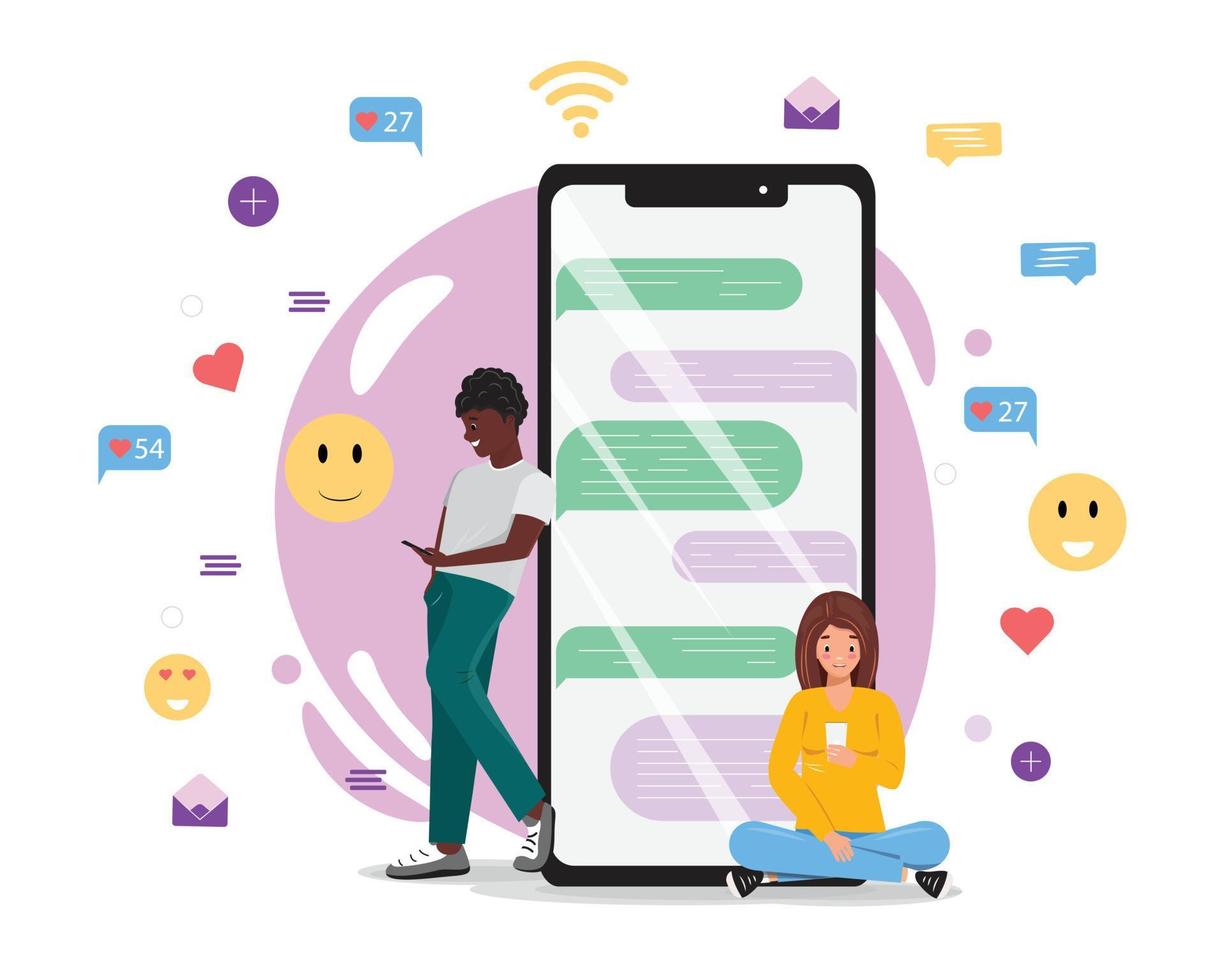 dois jovens mandando mensagens do telefone. homem e mulher com telefones celulares. pessoas ao lado do grande smartphone e usando o próprio smartphone com elementos de mídia social e ícones emoji no fundo. vetor