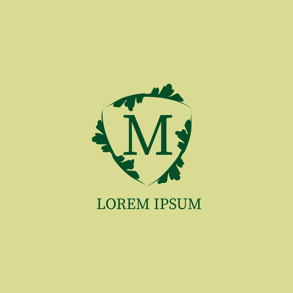 modelo de design de logotipo alfabético letra m. isolado na cor bege verde. guarda da natureza, conceito de logotipo de segurança. ilustração de sinal de escudo floral decorativo. vetor