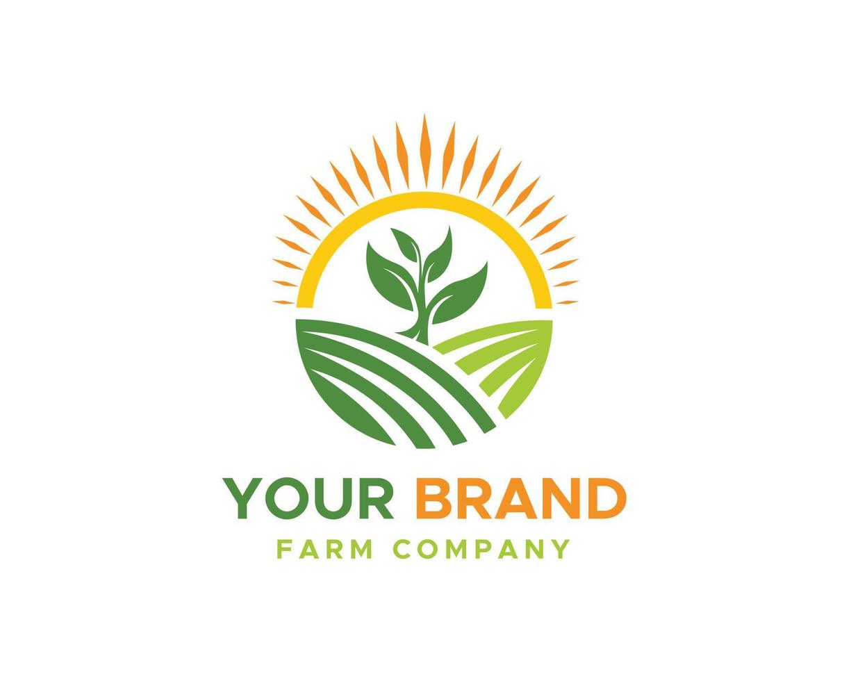 logotipo da fazenda. modelo com paisagem de fazenda. rótulo para produtos agrícolas naturais. logotipo verde e laranja isolado no fundo branco. ilustração vetorial. vetor