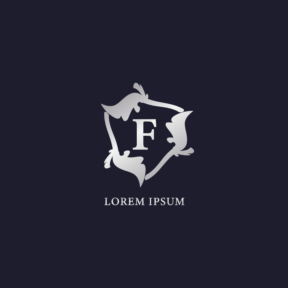 modelo de design de logotipo de alfabeto letra f. logo inicial da empresa abjad. floral decorativo de luxo metálico prateado. adequado para produtos de beleza e moda. isolado em fundo azul marinho vetor