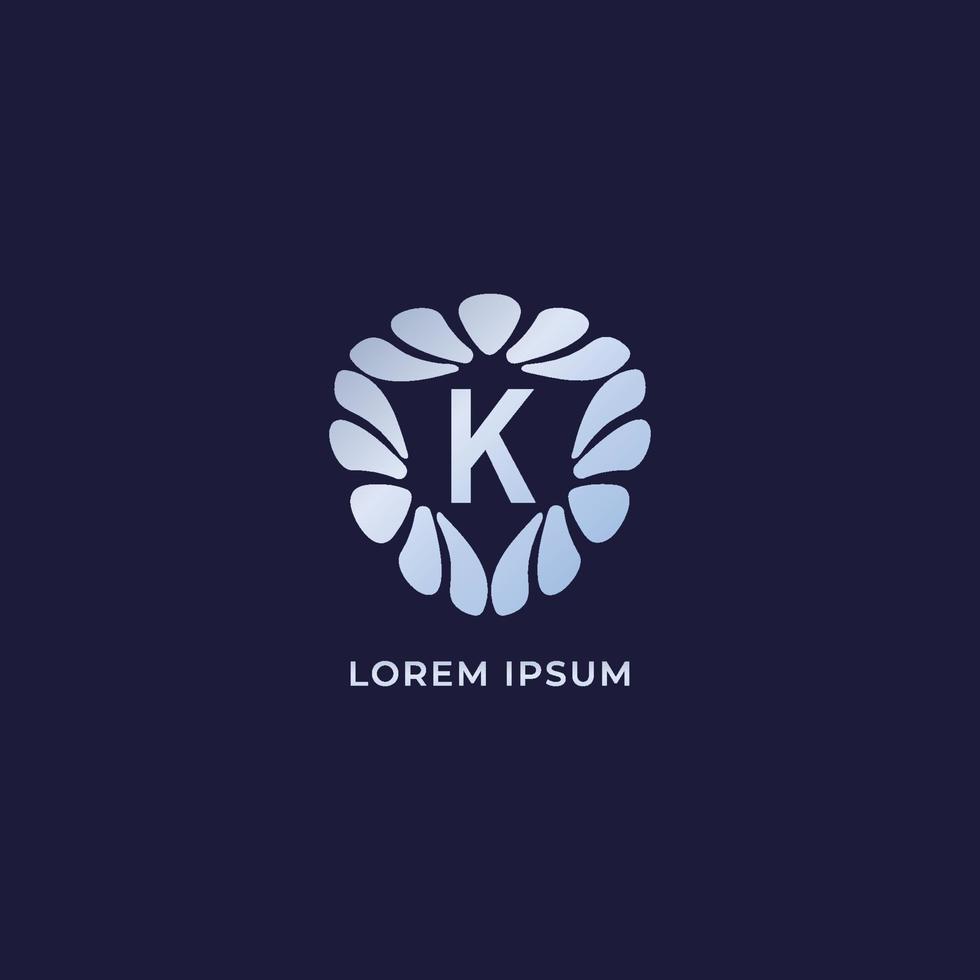 modelo de design de logotipo alfabético letra k. logotipo do alfabeto decorativo de luxo isolado em fundo azul marinho. conceito de logotipo de joias metálicas prateadas vetor