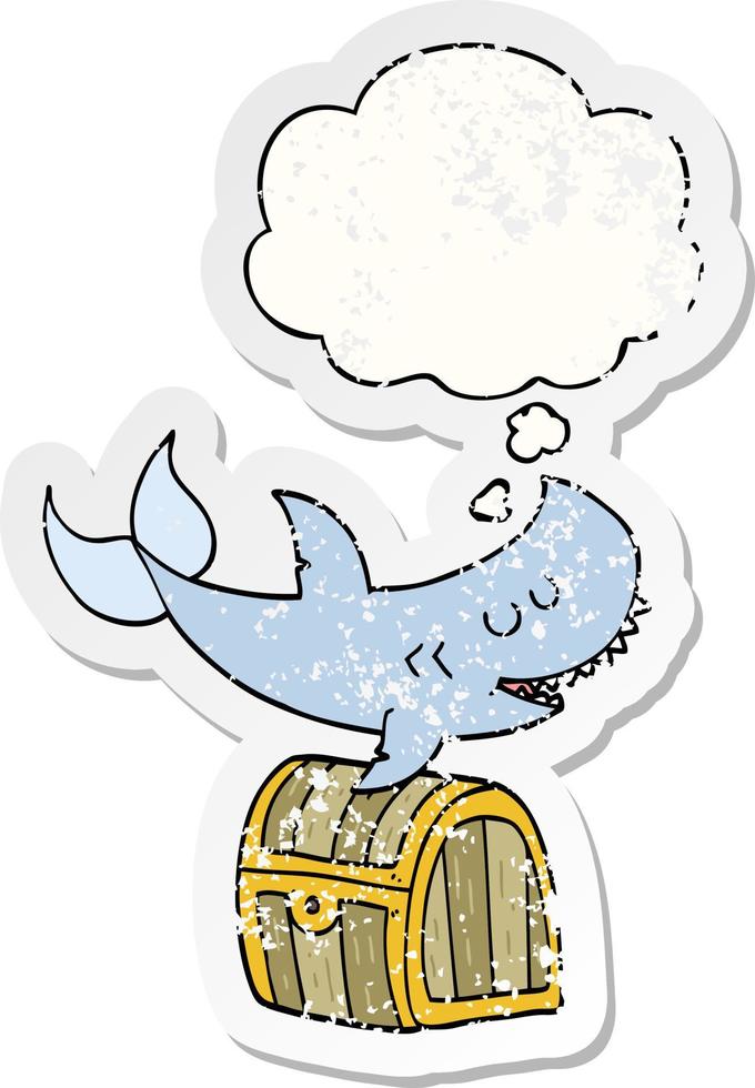tubarão de desenho animado nadando sobre o baú do tesouro e balão de pensamento como um adesivo desgastado vetor