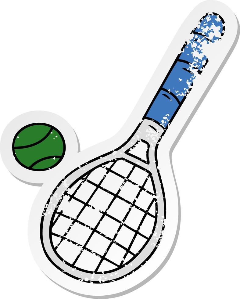 adesivo angustiado desenho animado raquete de tênis e bola vetor