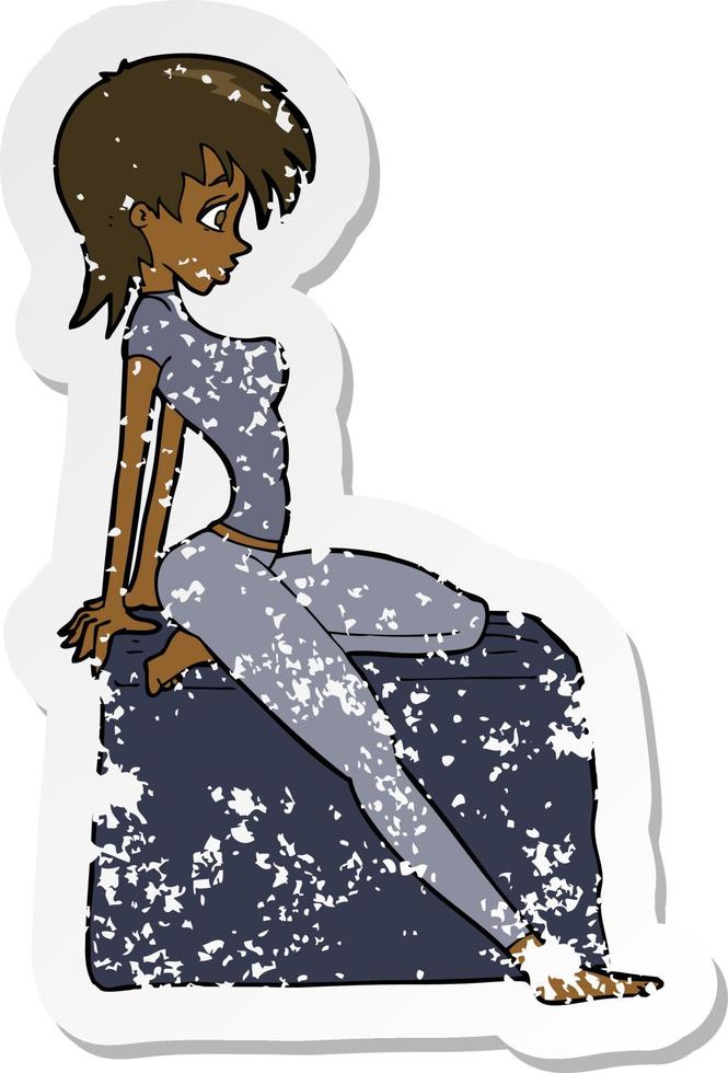 adesivo retrô angustiado de uma garota de pose de pin up de desenho animado vetor