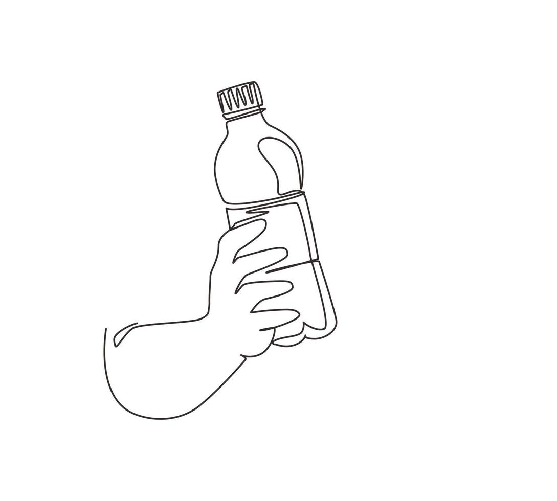 única linha contínua desenhando mãos segurando uma garrafa plástica de água potável pura refrescante. água potável humana após o conceito de corrida, esporte e saúde. ilustração vetorial de design de desenho de uma linha vetor