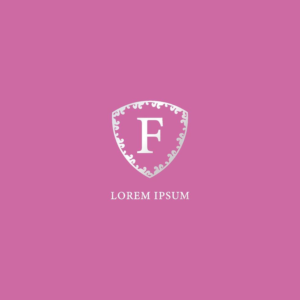 modelo de design de logotipo inicial de letra f. ilustração de escudo floral decorativo de luxo prata isolada no fundo de cor rosa. adequado para produtos de seguros, moda e beleza. vetor
