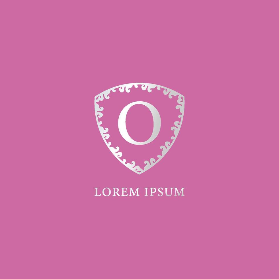 o modelo de design de logotipo inicial de carta. isolado no fundo de cor rosa. ilustração de escudo floral decorativo de luxo prata. adequado para produtos de seguros, moda e beleza. vetor