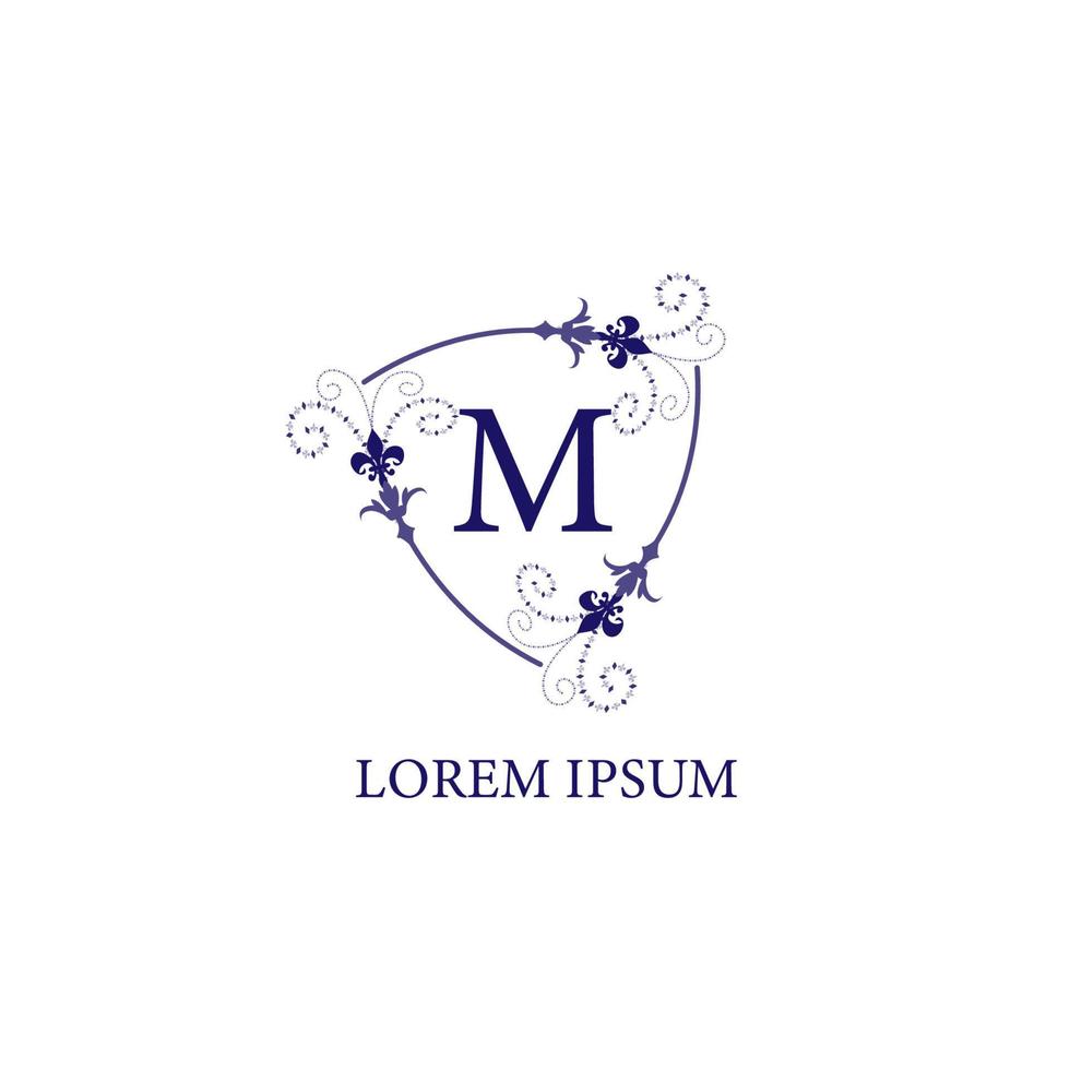 modelo de design de logotipo inicial do alfabeto letra m. escudo floral decorativo com ornamento de flor de lírio. isolado no fundo branco. tema de cor violeta roxo. vetor
