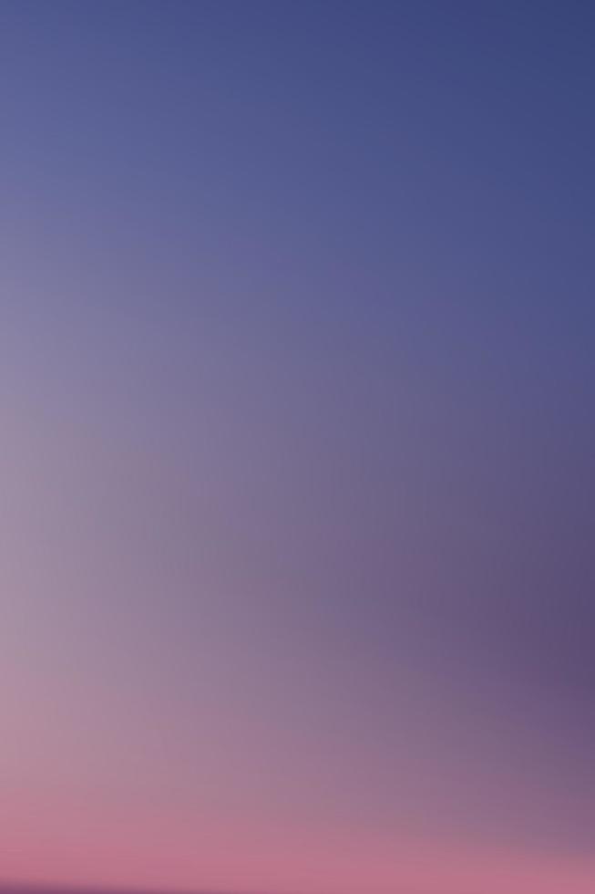 lindo pôr do sol crepúsculo com céu claro em rosa, roxo, céu azul, paisagem dramática vertical do céu ao entardecer à noite, vetor natural banner do nascer do sol ou luz solar para quatro estações de fundo