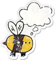 abelha de desenho animado e balão de pensamento como um adesivo desgastado vetor