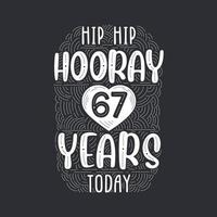 rotulação de evento de aniversário de aniversário para convite, cartão de felicitações e modelo, hip hip hooray 67 anos hoje. vetor