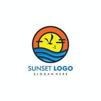 praia, mar, pôr do sol, nascer do sol, ilustração vetorial de design de logotipo vetor