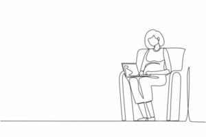 uma única linha desenhando uma mulher grávida saudável sentada no sofá em casa trabalhando em seu laptop durante a licença de maternidade antes de dar à luz o bebê. ilustração em vetor gráfico de design de linha contínua