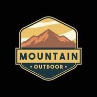 design de logotipo de distintivo ao ar livre de montanha vetor