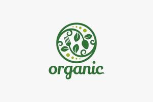 logotipo de alimentos orgânicos com uma combinação de garfo, colher e planta em um círculo. vetor