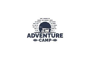 logotipo do acampamento de aventura para qualquer negócio, especialmente para atividades ao ar livre, férias de verão, esporte, aventura, etc. vetor