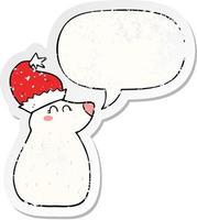 urso de desenho animado usando chapéu de natal e adesivo angustiado de bolha de fala vetor