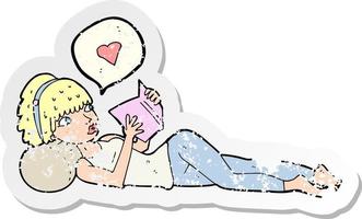 adesivo retrô angustiado de uma mulher de desenho animado amando seu livro vetor