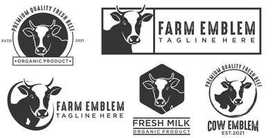 vetor de um projeto de cabeça de vaca em fundo branco. ícone de animais de fazenda definir vetor de design de logotipo.