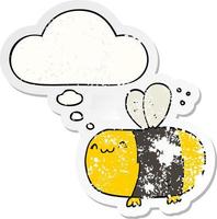 abelha de desenho animado bonito e balão de pensamento como um adesivo desgastado vetor