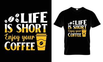 a vida é curta aproveite seu design de camiseta de tipografia de letras de café vetor