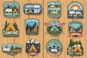 conjunto de emblemas de acampamento de verão na placa de madeira. vetor. vetor