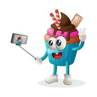 mascote de cupcake fofo tira uma selfie com smartphone vetor