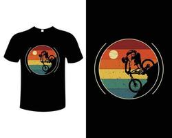 modelo de vetor de design de camiseta de bicicleta de montanha, design de camiseta de ciclista para amantes de aventura