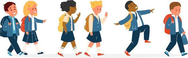 grupo de crianças sorridentes de raça diferente em uniforme escolar com mochilas andando. alunos do ensino fundamental. ilustração vetorial plana.