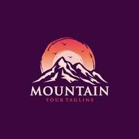 modelo de logotipo de aventura na montanha vetor