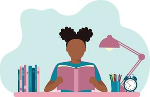 de volta à escola. garota afro-americana lendo livro perto de cadernos vetor