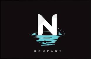Design do logotipo da letra n com respingos de água, ondulações, gotas, reflexo vetor