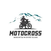 silhueta de motocross no modelo de design de logotipo de montanha vetor