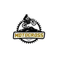 distintivo de logotipo de estilo livre de motocross com logotipo de floresta e montanha vetor