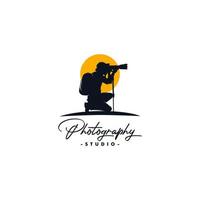 design de logotipo retrô do fotógrafo, símbolo do cinegrafista vetor