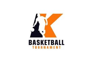 letra k com design de logotipo de basquete. elementos de modelo de design vetorial para equipe esportiva ou identidade corporativa. vetor