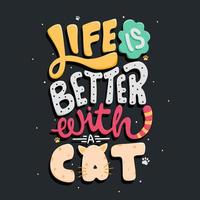 a vida é melhor com um gato. citar letras de tipografia para design de t-shirt. letras desenhadas à mão. para impressões em camisetas, bolsas, papelaria, cartões, cartazes, vestuário etc. vetor