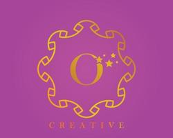 logotipo de design criativo, alfabeto o, letra de 5 estrelas, etiqueta, ícone, para embalagem, design de produto de luxo. feito com ouro em um plano de fundo texturizado roxo claro. vetor