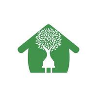 conceito de logotipo de eletricidade de energia verde. ícone de tomada elétrica com árvore e casa. vetor